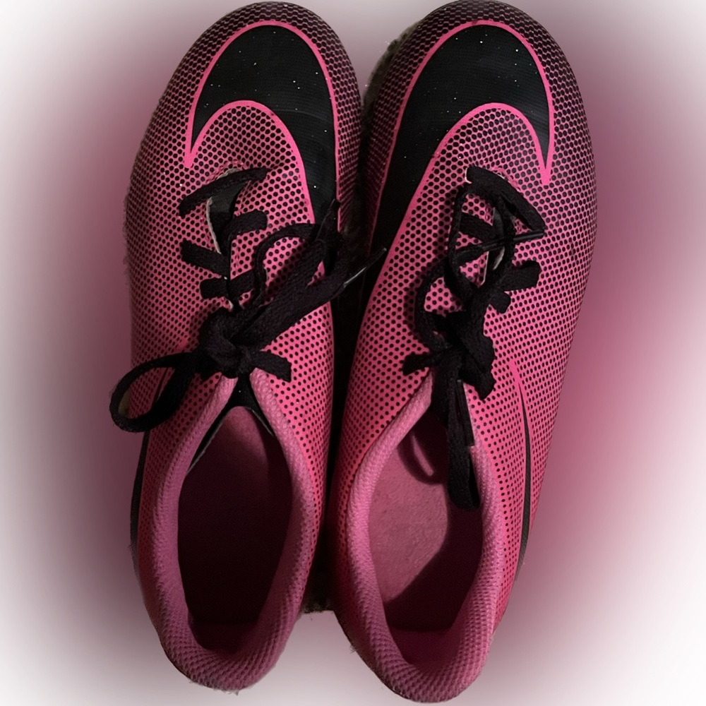 Girls Soccer Cleats….Nike…size 4 youth, good used condition.